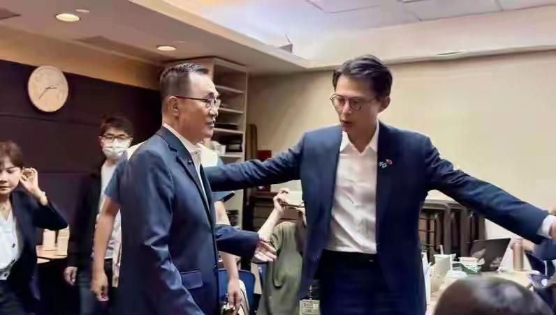 郑丽文的特大喜事:新北市市长国民党候选人李四川赢民众党主席黄国昌。蓝白合终于