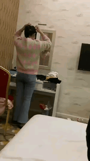 朴素的穿着，依然难挡那过人的气质。