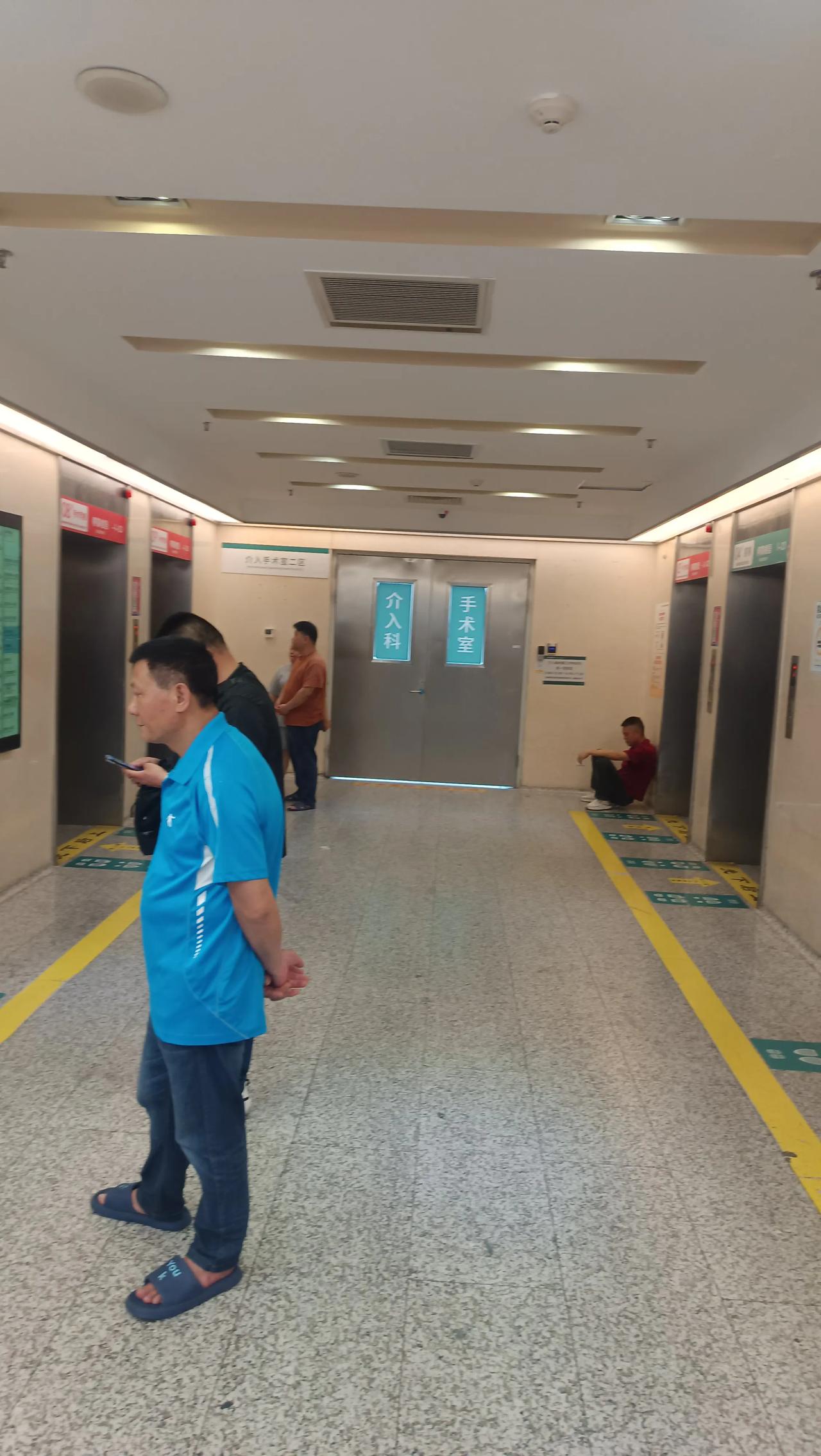 这么大的深圳人民医院，一天收入可能上百万元，是深圳最好的医院，管理跟不上啊，[捂