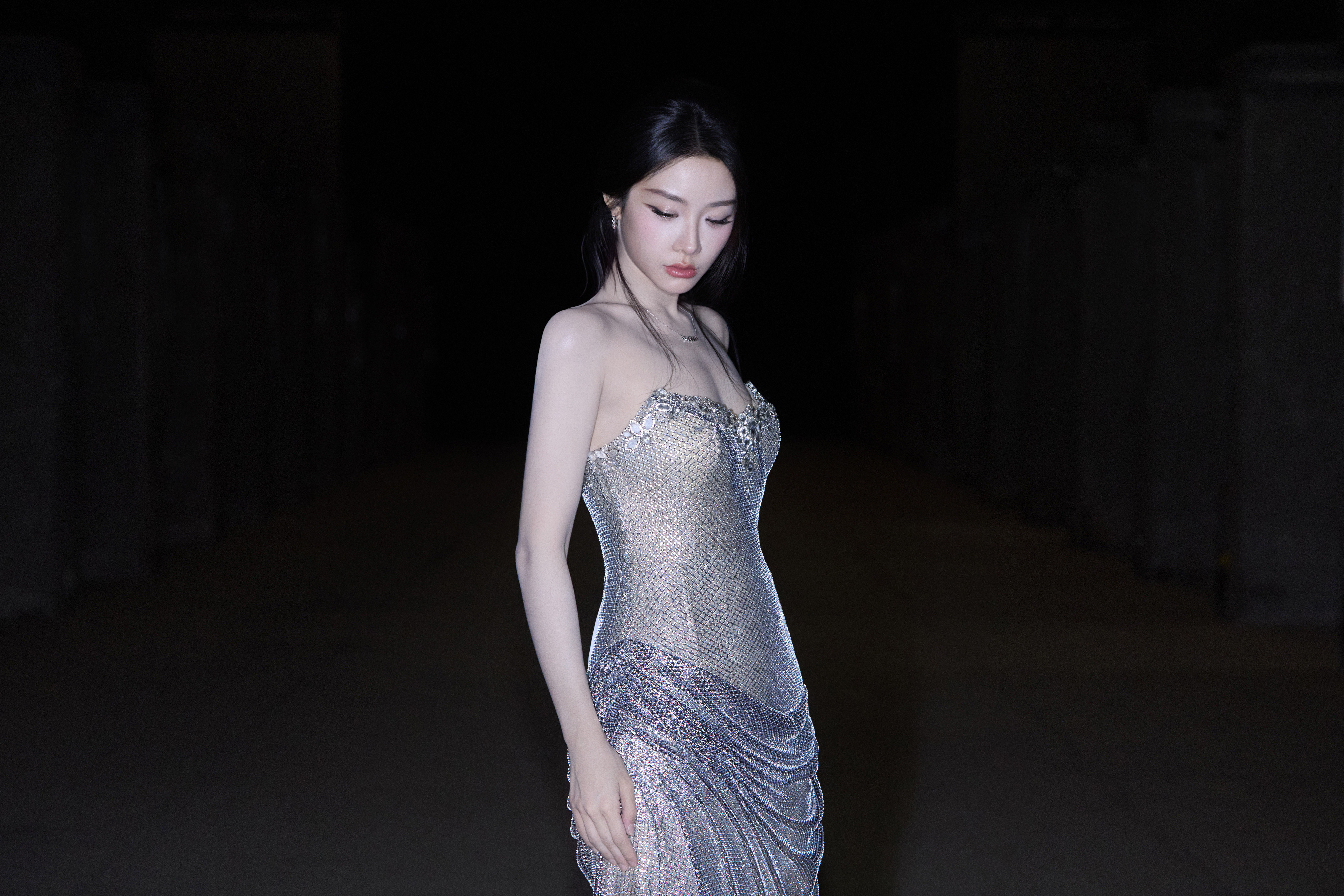 喻言今日出席时尚32周年之夜造型大片，演绎一袭TRALINH焕光系列水晶钻饰抹胸
