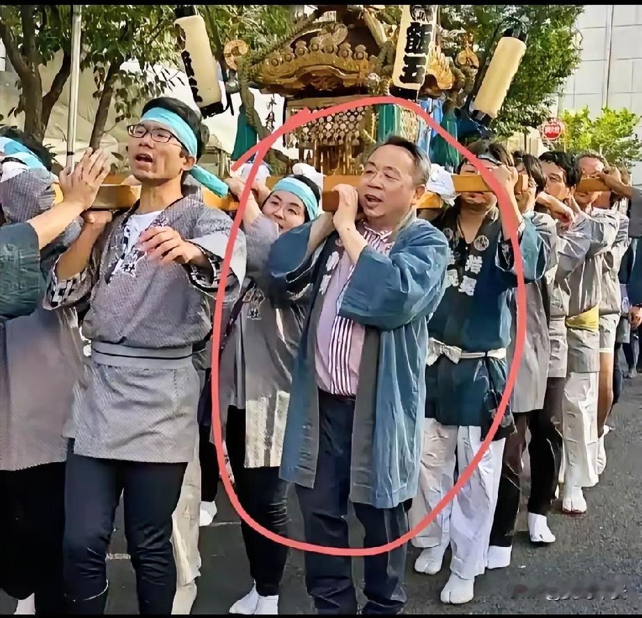 今天晚上，遭到家族除名的汉奸石平在日本东京墨田区参加当地祭祀活动。尽管石平身着日