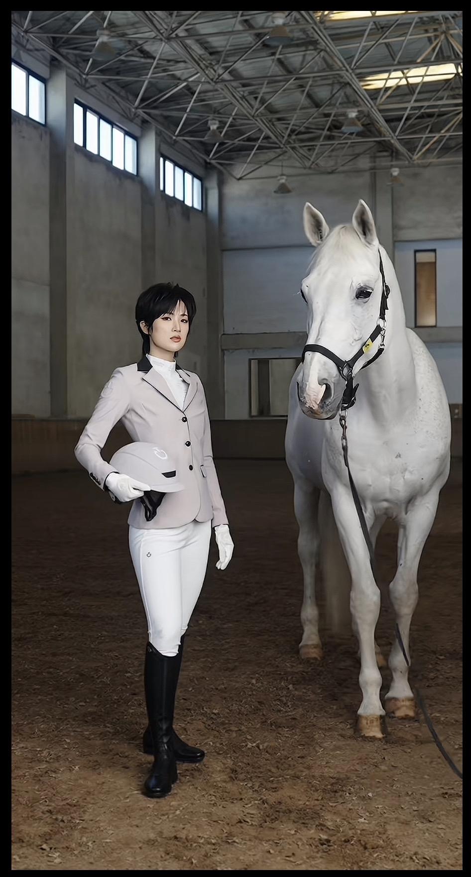 优雅骑手与白马共舞，马术之美尽显风采！🌟🐴👠白马轻裘，风华正茂。