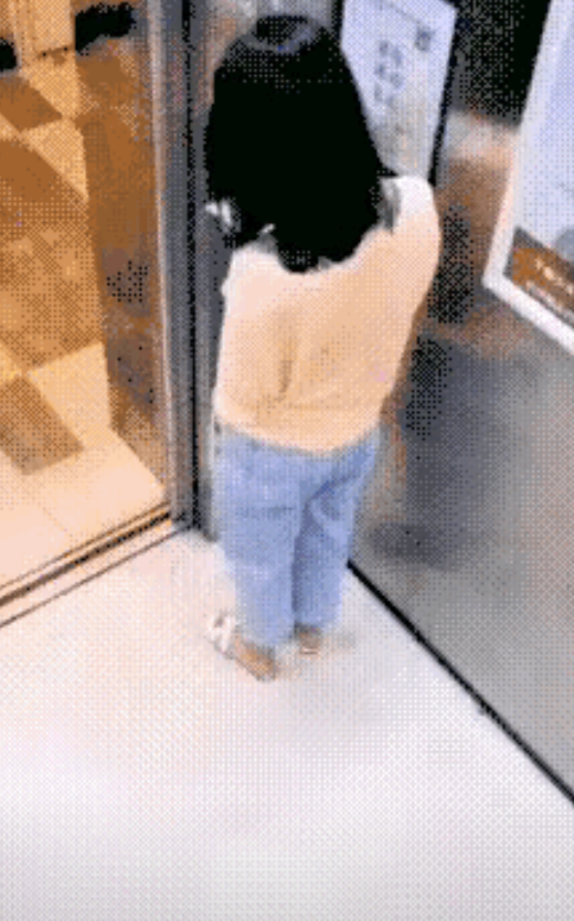 你想干嘛？一女生刚进电梯按下自己要去的楼层，这时候又进来一个男子，电梯关门后，