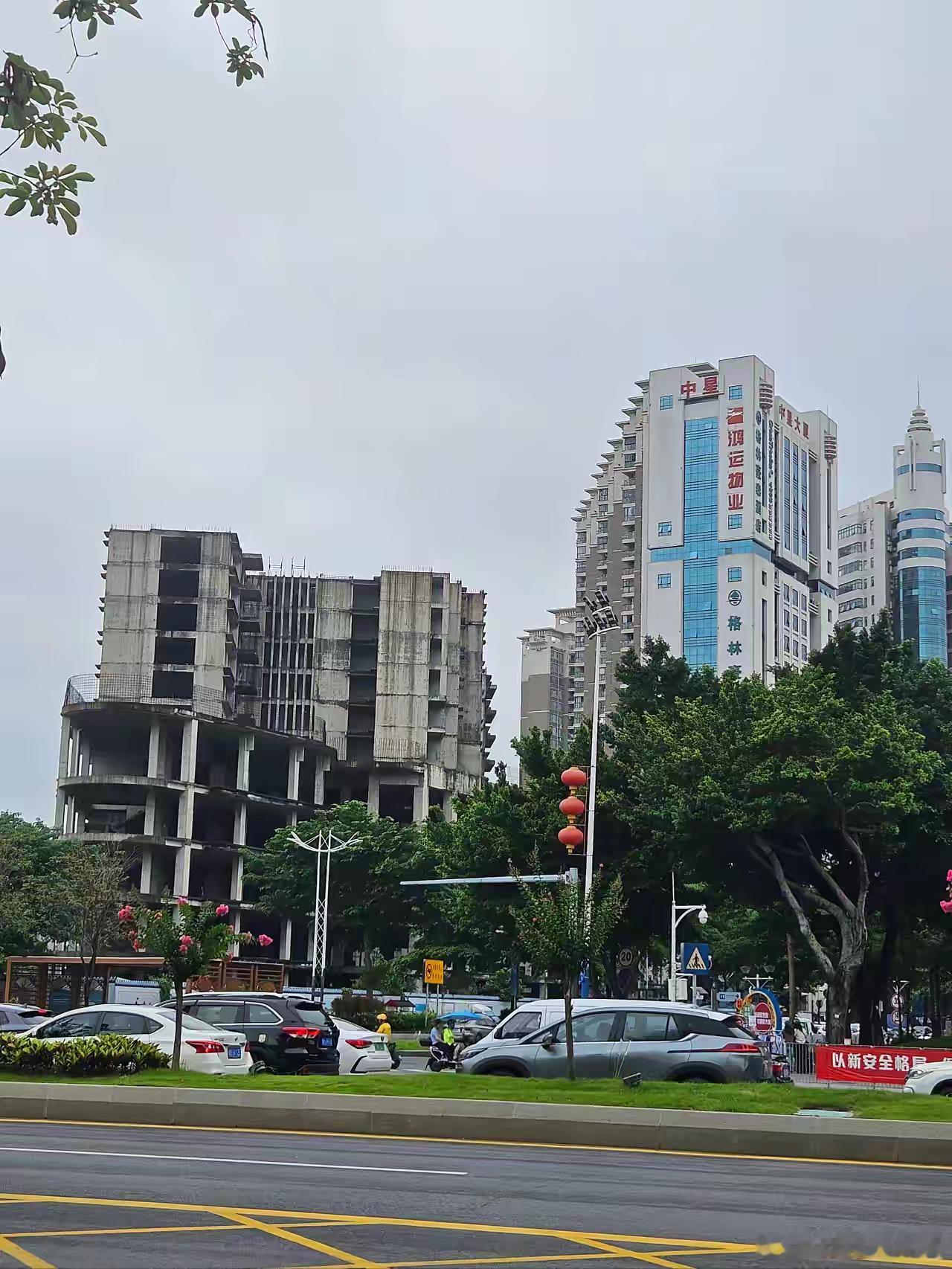 许多人好奇,为何烂尾楼不能由其他开发商接手继续开发。实际上,烂尾楼问题的根源在于