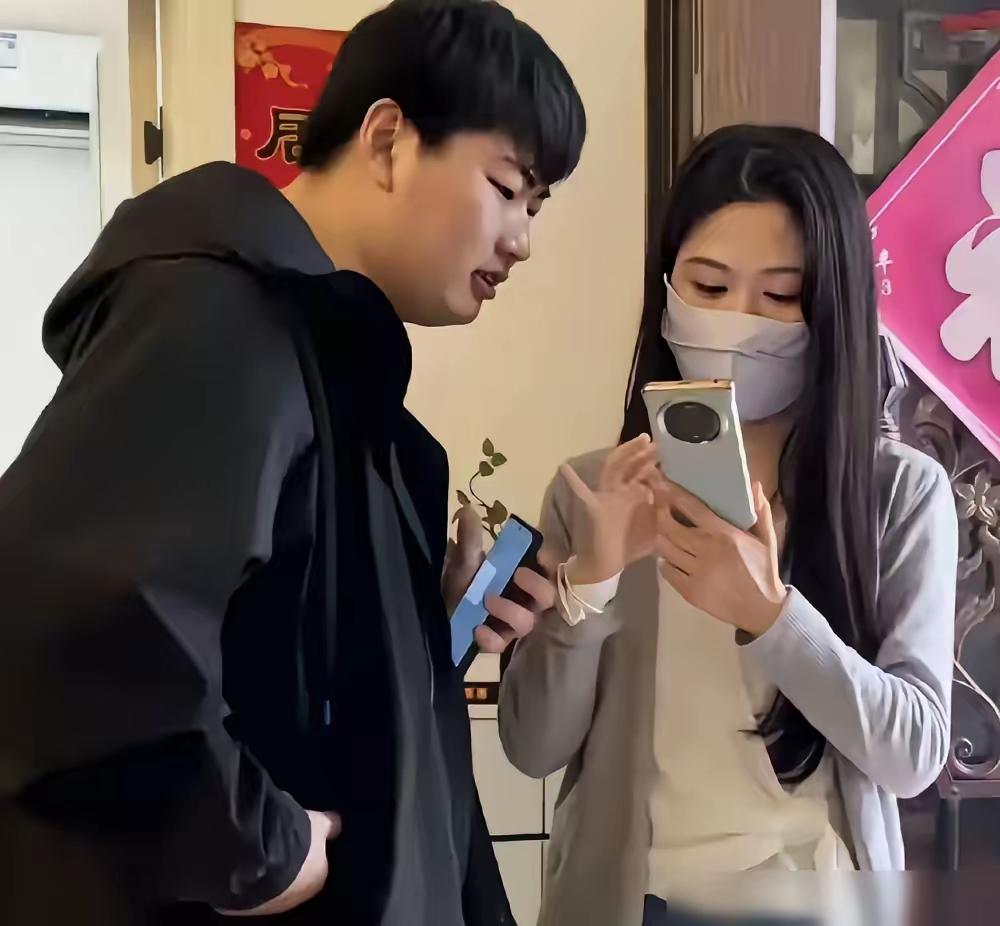 57岁的大衣哥还在连轴转商演，可他儿子儿媳，据说连个正经工作都没有。朱小伟二婚