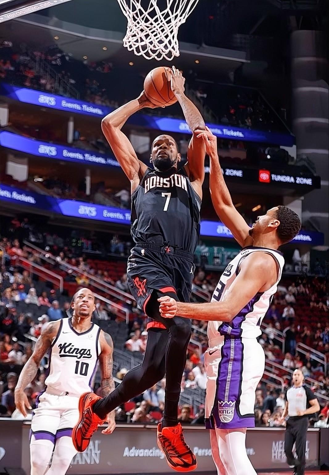 杜兰特：谢谢你们，让我歇会儿。不管怎么说，本场火箭和乌度卡没让杜兰特第四节被