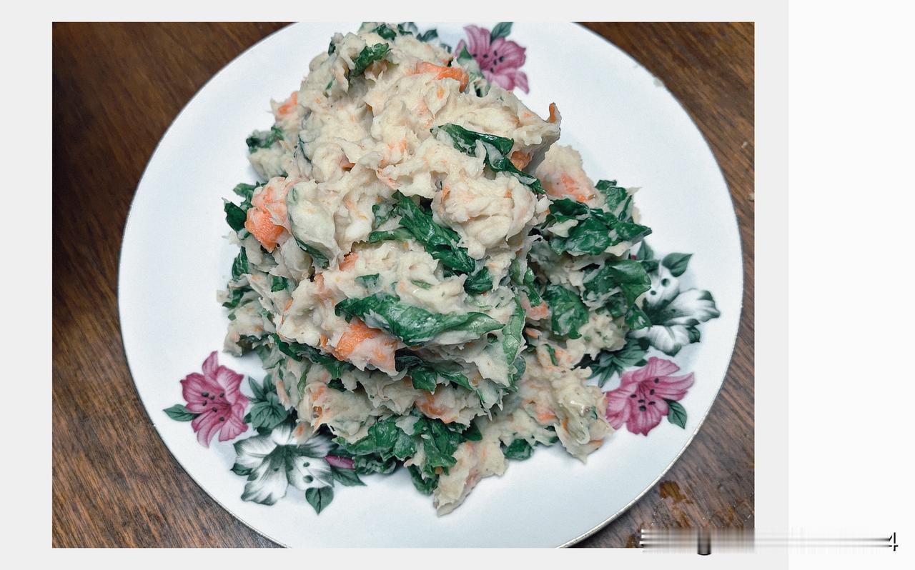 两根山药、两个芋头、一个土豆，半根胡萝卜（各种食材放多少自己定）上锅蒸熟，捣成泥