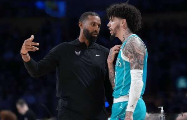 乌度卡现场考察拉梅洛-鲍尔，果断拿下吧！球队需要他的组织串联北京时间2月6日上