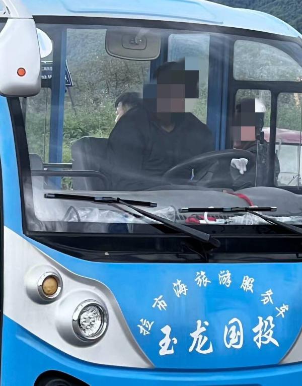 “你们一车人的命都在我手上！”游客在丽江拉市海退票遭威胁，文旅轻飘飘“普通话不标