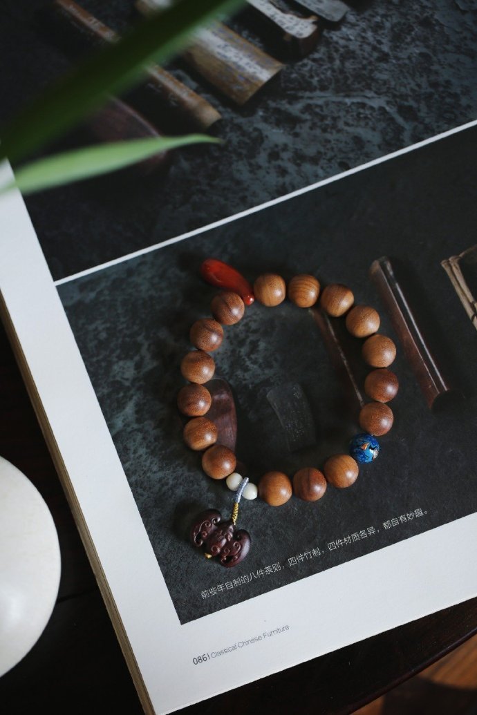 老山檀香原创【锦福】10mm16颗设计搭配巧妙跳色，天然灵动，蝙蝠小坠，亦赋祥瑞