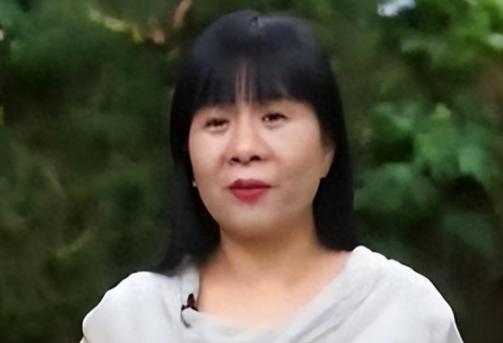 1996年，清华才女王丽红不顾周围人的反对，毅然地嫁给了一位非洲小伙，连生4子。