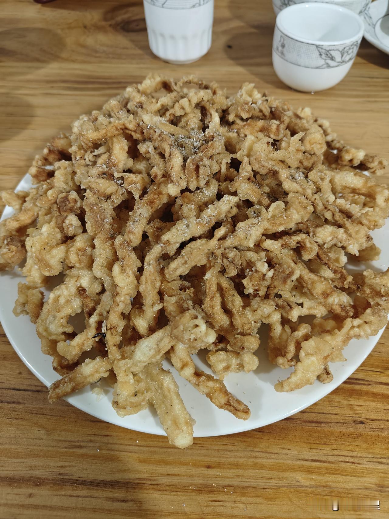 炸蘑菇这么一大盘才15块钱，确实很实惠！水饺量也大，根本吃不完！水饺店也是临