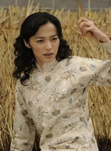 2008年，拍摄《潜伏》时，有个情报贩子“谢若林”的角色，姚晨推荐了自己的丈夫凌
