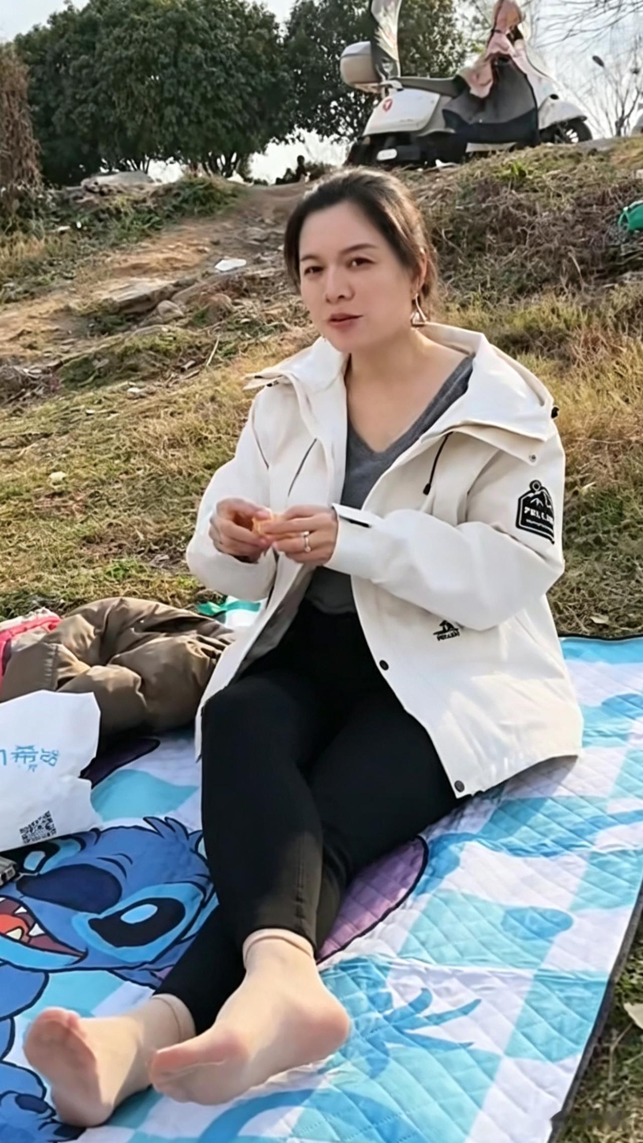 和家人一起野餐。