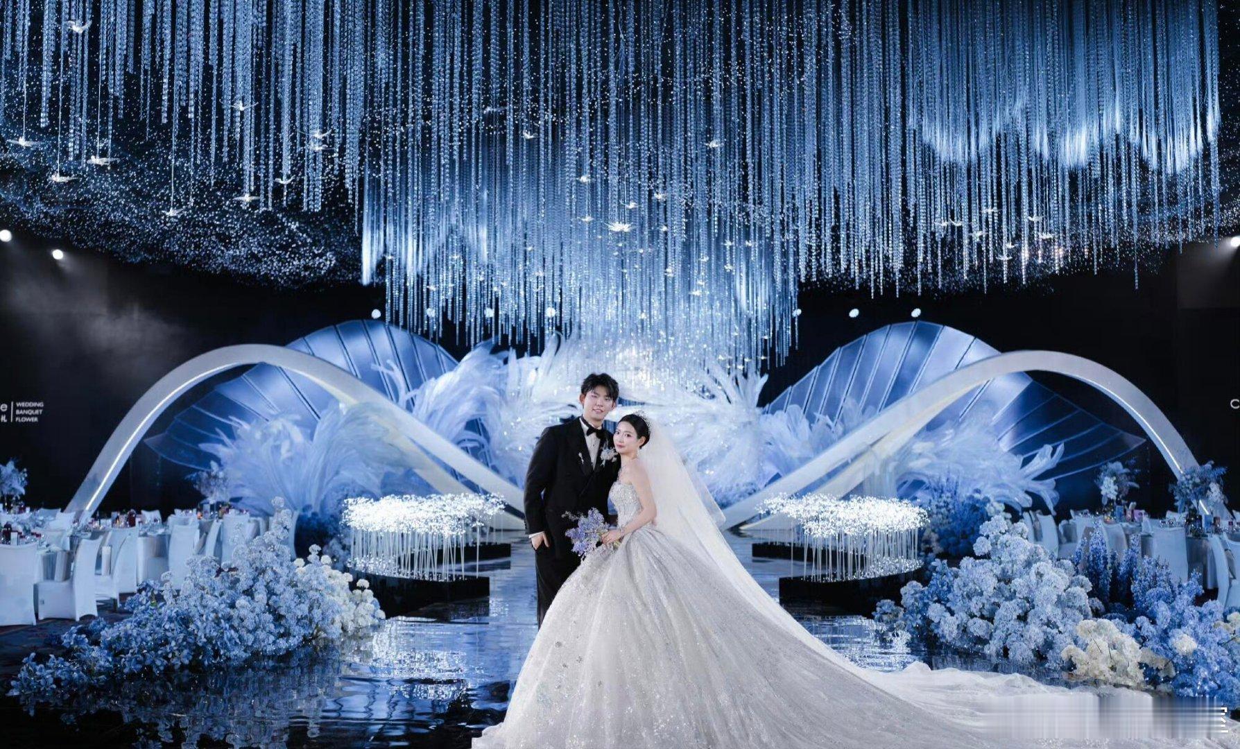 黄雅琼太漂亮了她站在赛场上，本身就是一道风景！击球时的专注眼神，得分后的灿烂笑