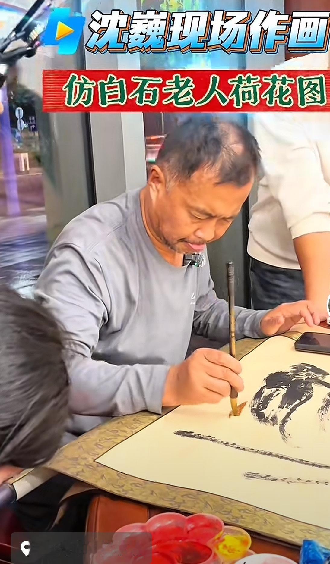 近日，沈巍心情大好，临摹了好多幅精品画。如下图，简单的荷花图，一只翠鸟寥寥几笔，