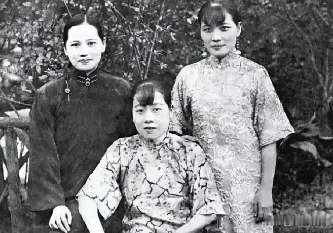 1949年，蒋介石下野前动了杀心，密令对宋庆龄下手。孙科得知后连夜踹开特务据点大