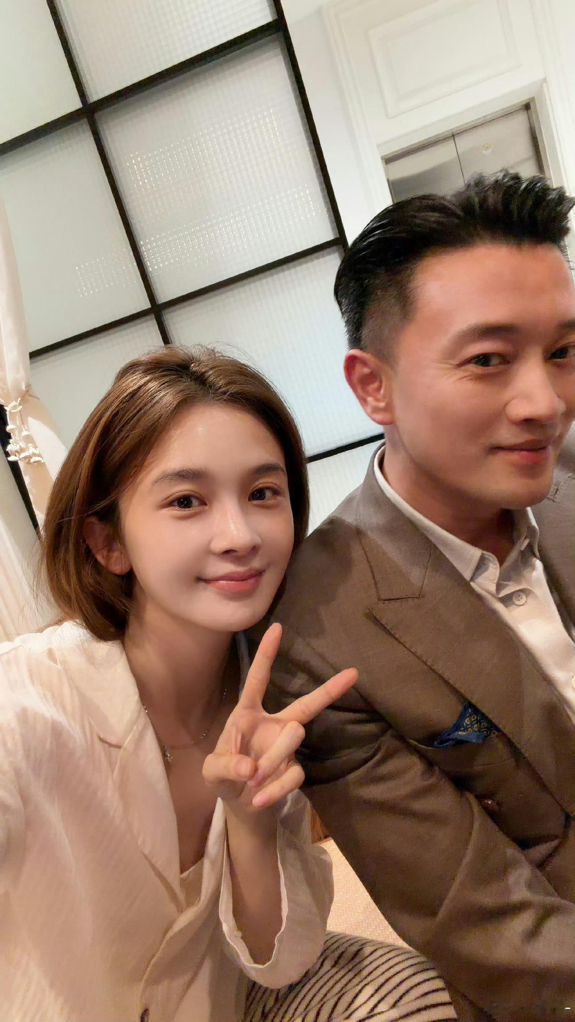 她咋变样了？越来越疯癫了而且前几次一些都打破对她早期滤镜了，以前也挺好的啊，