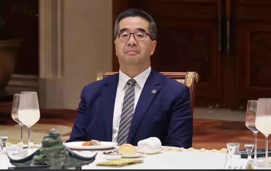 谁能想到，一场南京的暖心晚宴，竟照出了最真实的人心，也撕下了某些政客最后的遮羞布