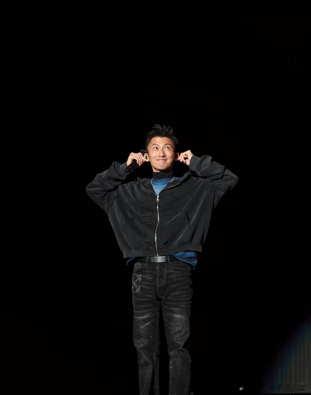 时间带走了谢霆锋什么谢霆锋听到粉丝的呼唤后，抻开耳朵，那个瞬间直接梦回年少时光，