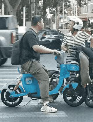 马路上，女子当众指着男子的鼻子骂，男子没跟她一般见识，准备开车离开。女子用车拦住