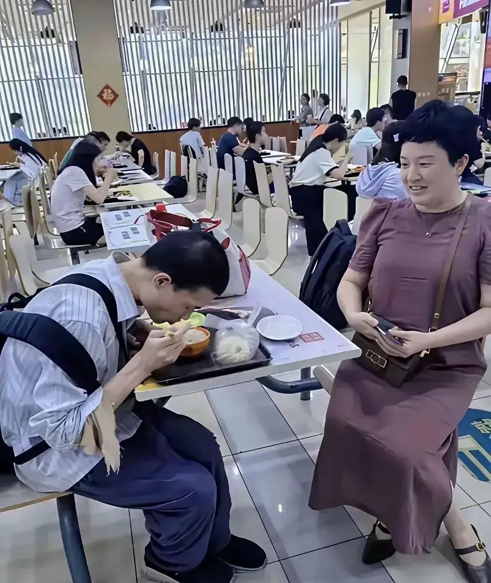 太尴尬了！韦东奕在食堂吃饭，大妈死盯盯看着人家，多不好意思。从大妈的眼神里，那