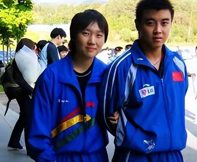 国乒男队主教练王皓总共谈过三段恋爱，颜值都很高，前两任对象都是国乒队员，但第一任国乒削球手范瑛因为与