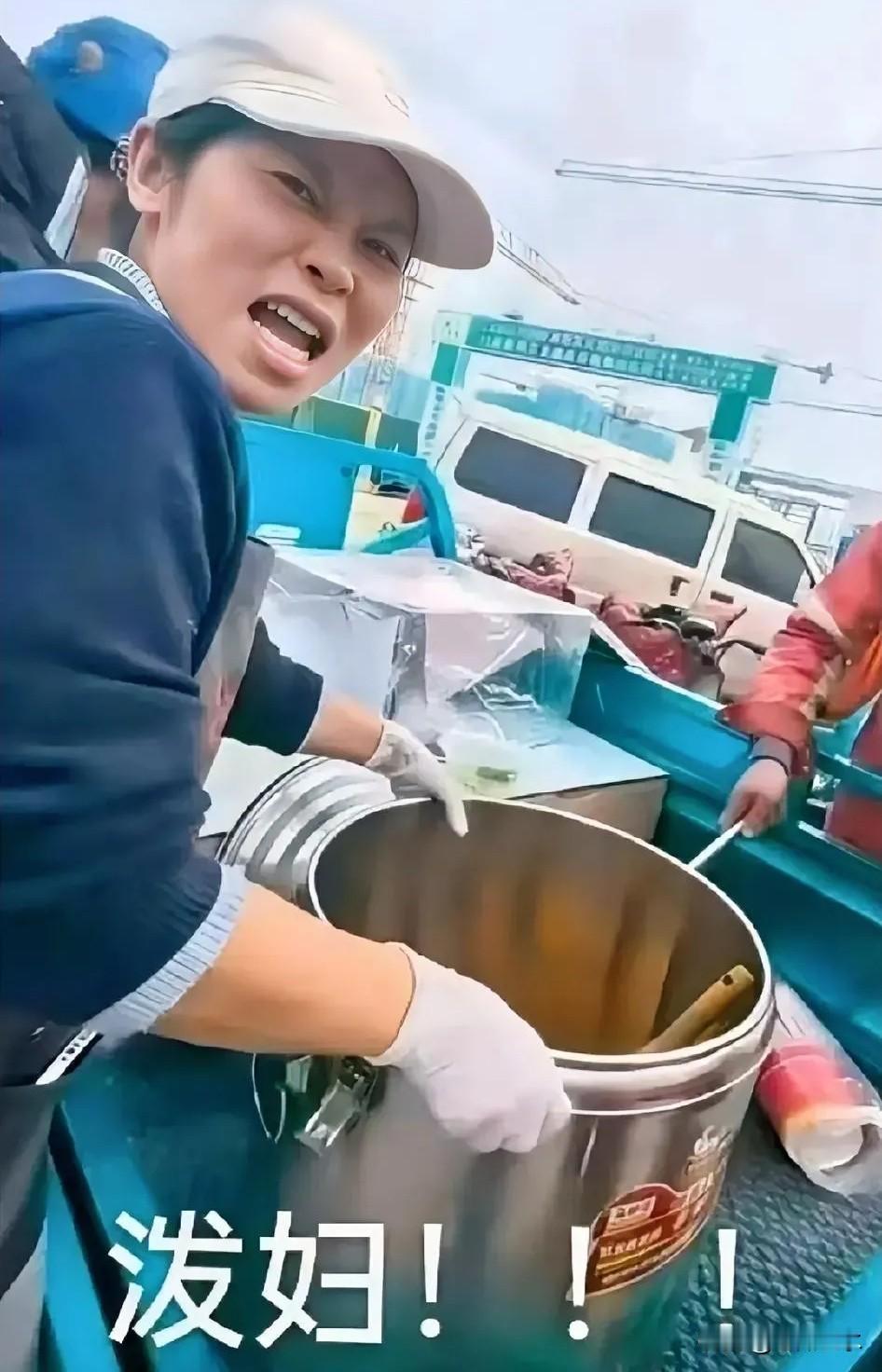 一碗饭掀翻一个摊位，值不值本想靠强势把同行挤走，结果先把自己挤出了工地门口。