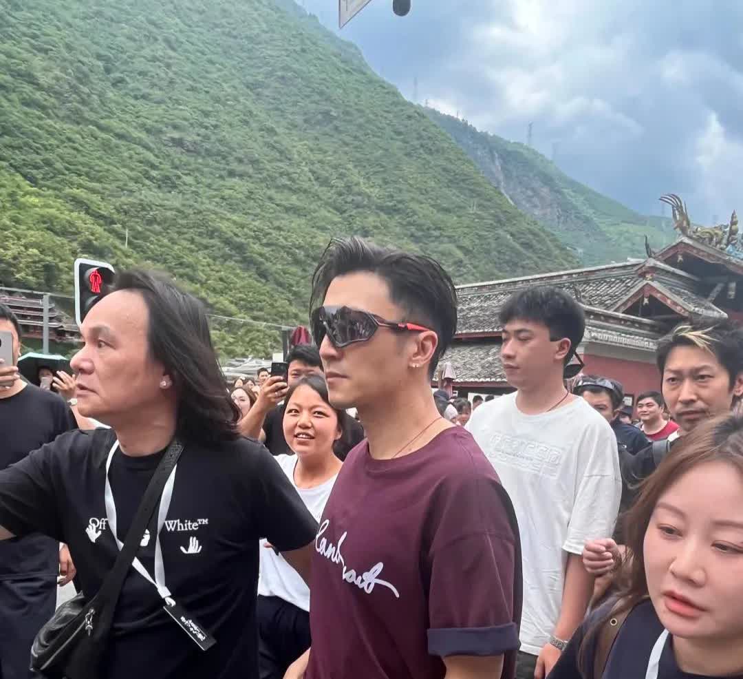 一直不理解谢霆锋为什么会看上王菲。45岁的谢霆锋真的太帅气了，放眼整个娱乐圈