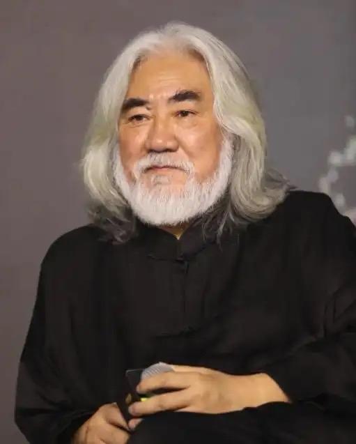 金星问张继忠，你拍笑傲江湖时，有人耍大牌，你赔了100万违约金是真的吗？张继忠一