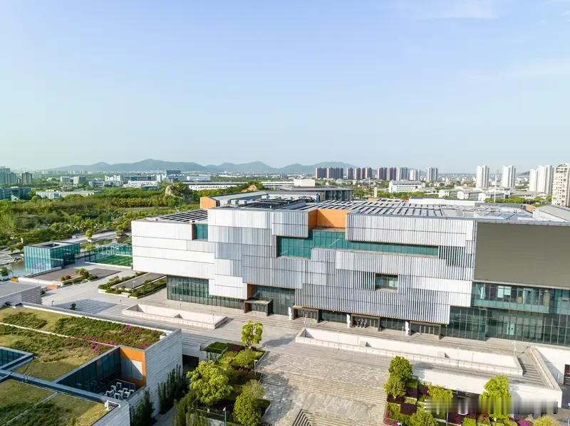 江苏虽是教育大省，却已有14所民办高校停办。有的考上南京应天职业技术学院，结果学