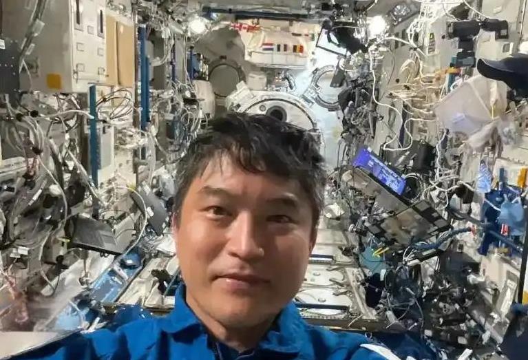 国际航天圈炸锅了！日本宇航员大西卓哉搭乘龙飞船成功抵达国际空间站后，发了一张照片