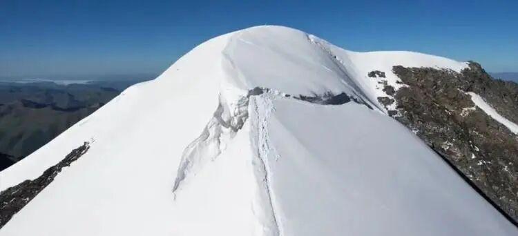 应该说活该还是惋惜呢？男子从5588米雪山滑坠身亡看了视频，明显这位男子