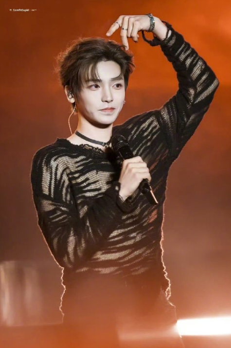 侯明昊音乐节这震撼的大屏颜值，长得帅就算了，演戏唱歌跳舞全面开花，所有歌都从小猫