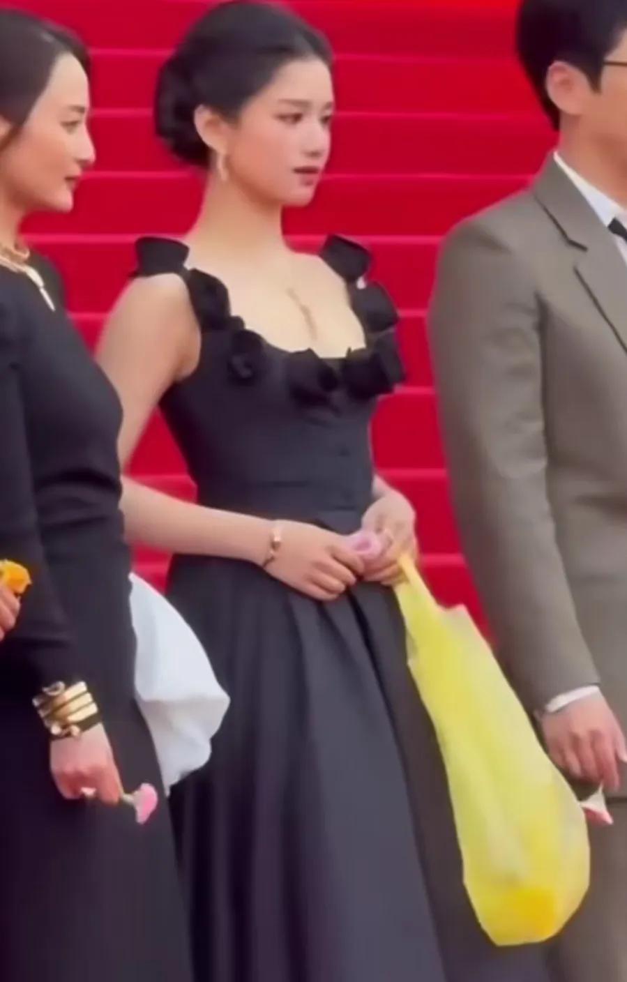 一个塑料袋也成为了流行时尚吗？著名女星张婧仪走红毯拿个黄色的塑料袋，显的那么的