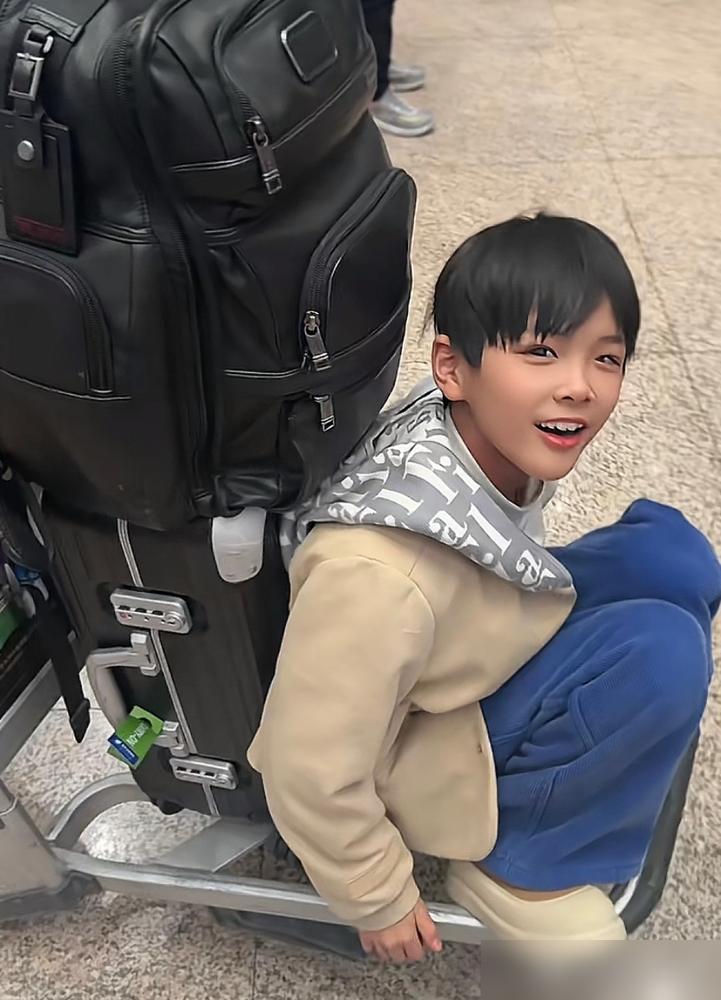 都说黄圣依离婚分走90%家产，你看她俩儿子，才懂什么叫真正的“资产”交割。大