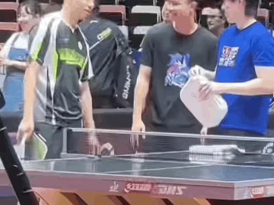 再看姐那天的搞笑穿搭，蓝T里面还套着一件红色运动衫，这是什么新式穿搭法[害羞]