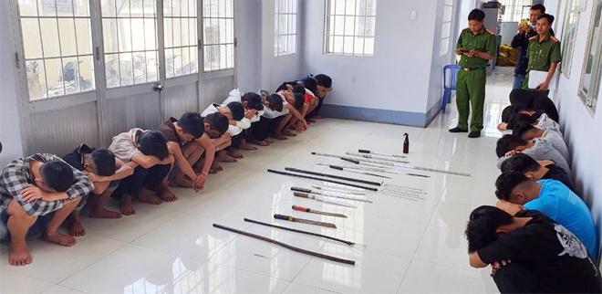 因玩游戏发生冲突，40名青年持武器互相砍伤越南乐嘉市填海区一家酒吧前使用武器互