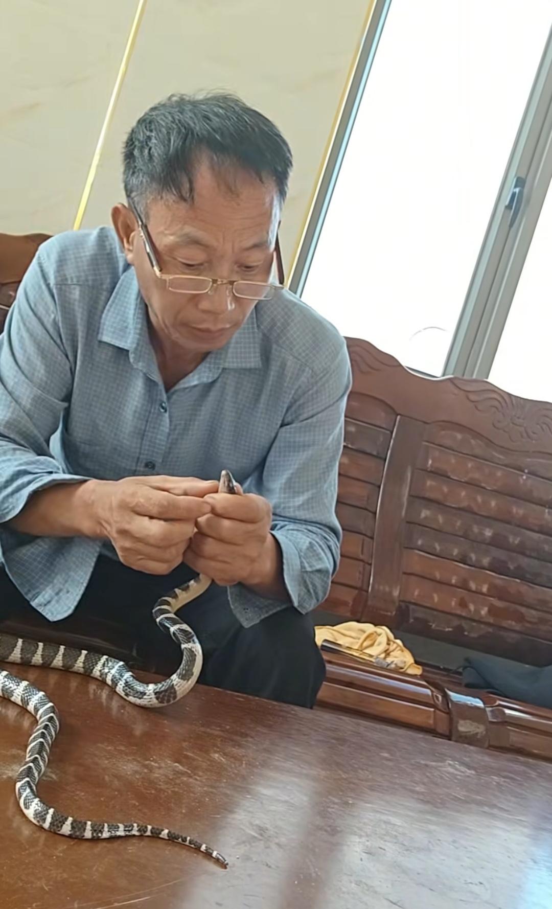 湖南邵阳,被蛇咬伤失联的老尹,刚刚找到了,但又出幺蛾子!59岁的老尹,一见到救援