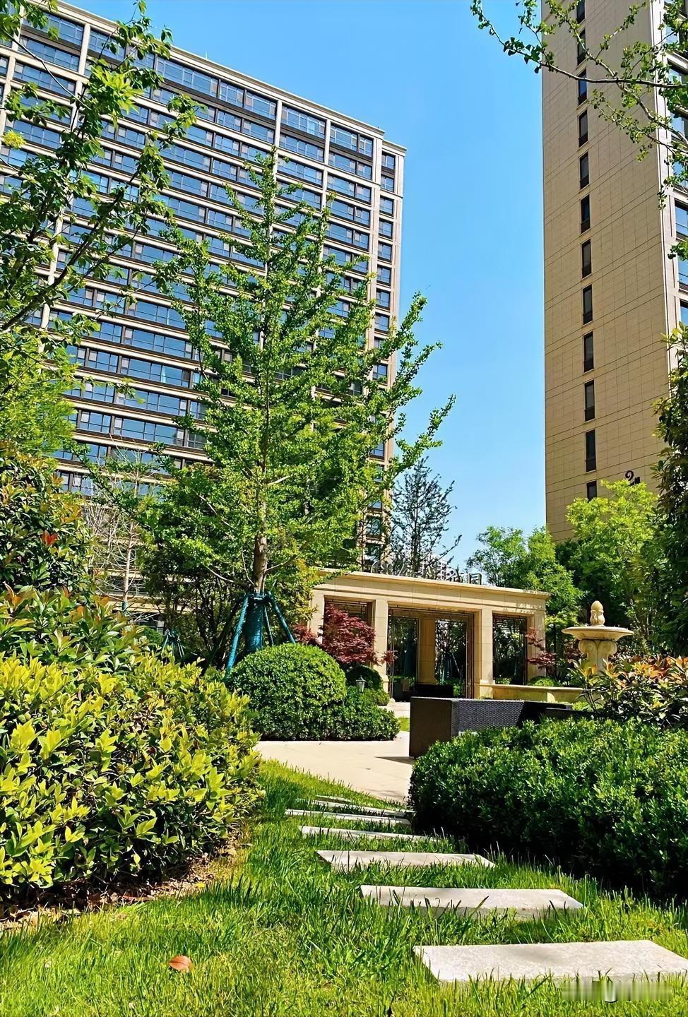 很多人说现在的房价涨不动了，我倒觉得，一线和强二线核心城市的房价，长期来看，至少