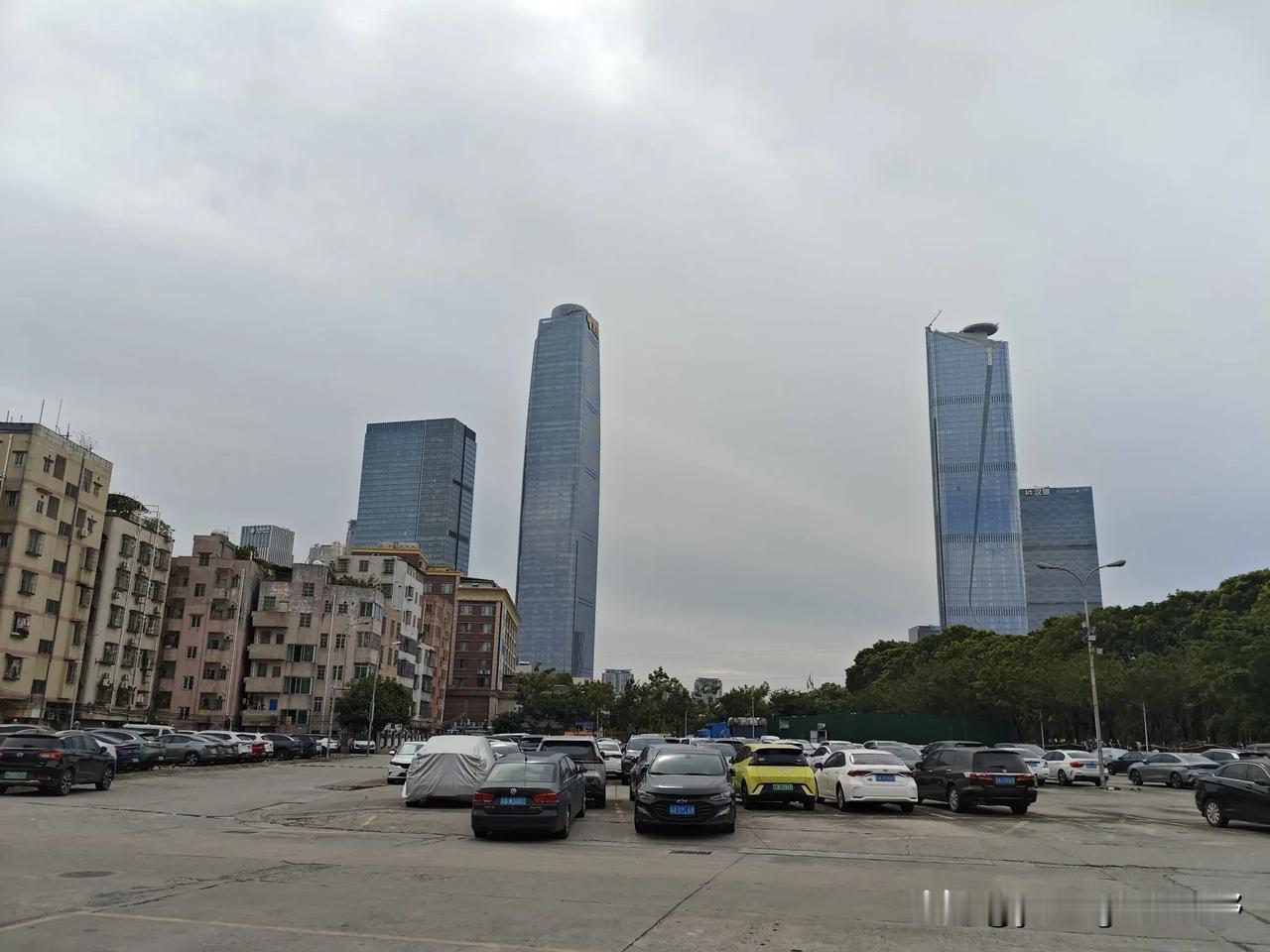 晒图笔记大赛广州的现代化与底层化。作为超一线大都市的广州，既有现代化城市的繁华，