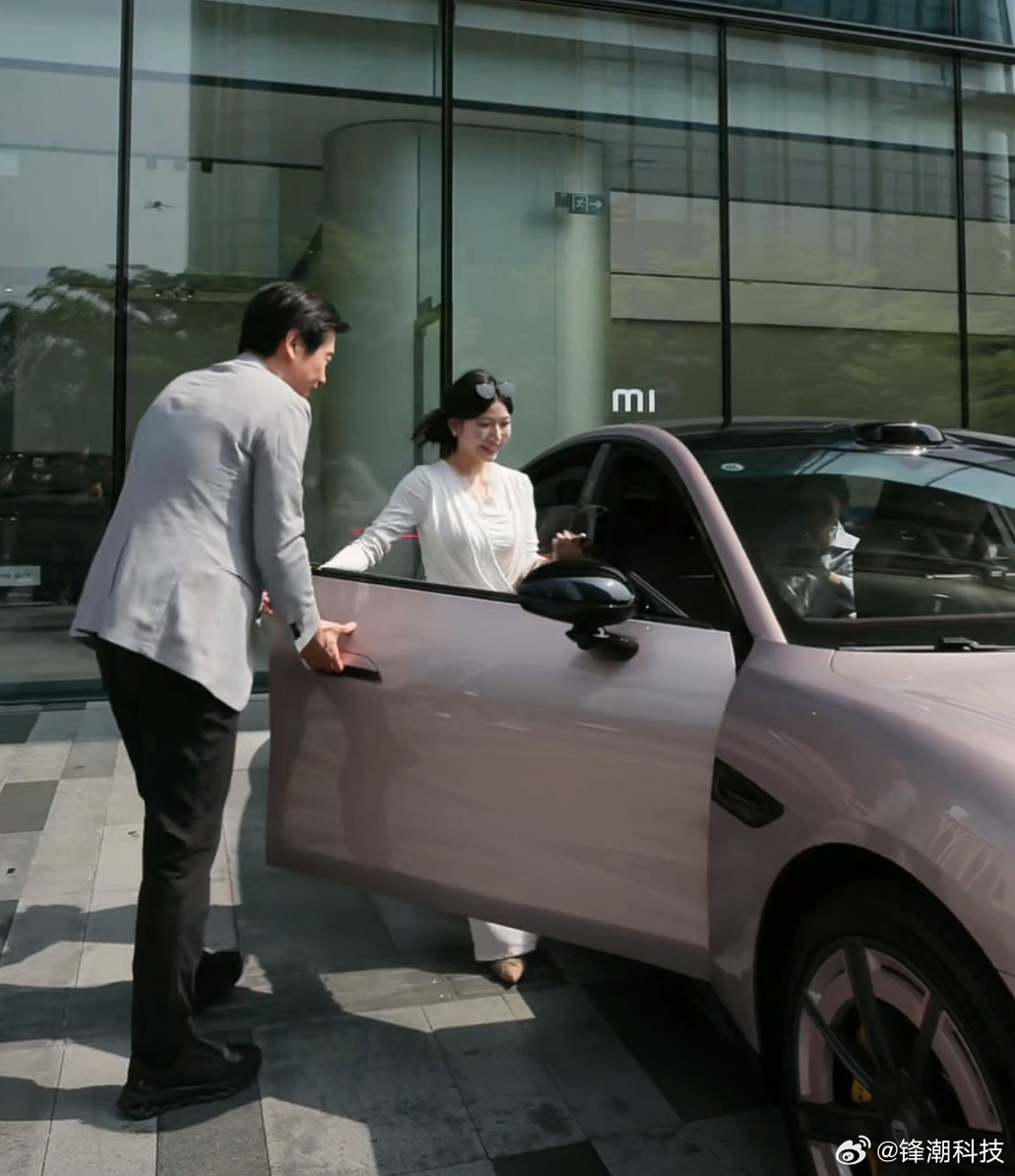 雷军和苏炳添给首批车主交付，依旧是雷总亲自开门。