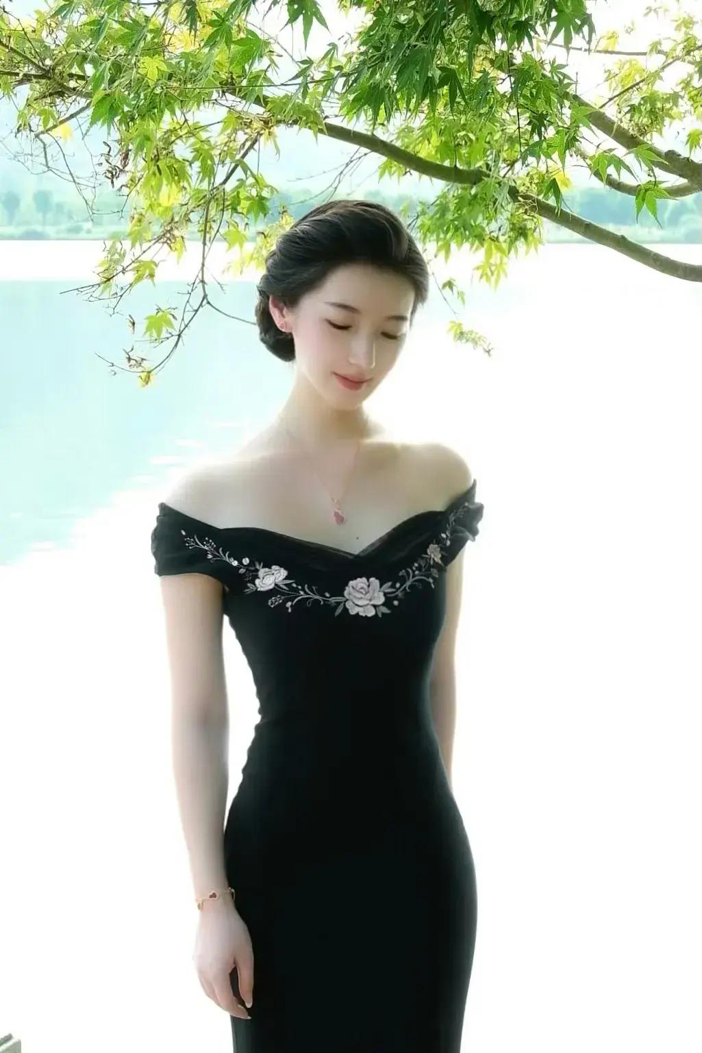 模特表现出一种美若天仙、冰雪聪明、明艳动人的气质。