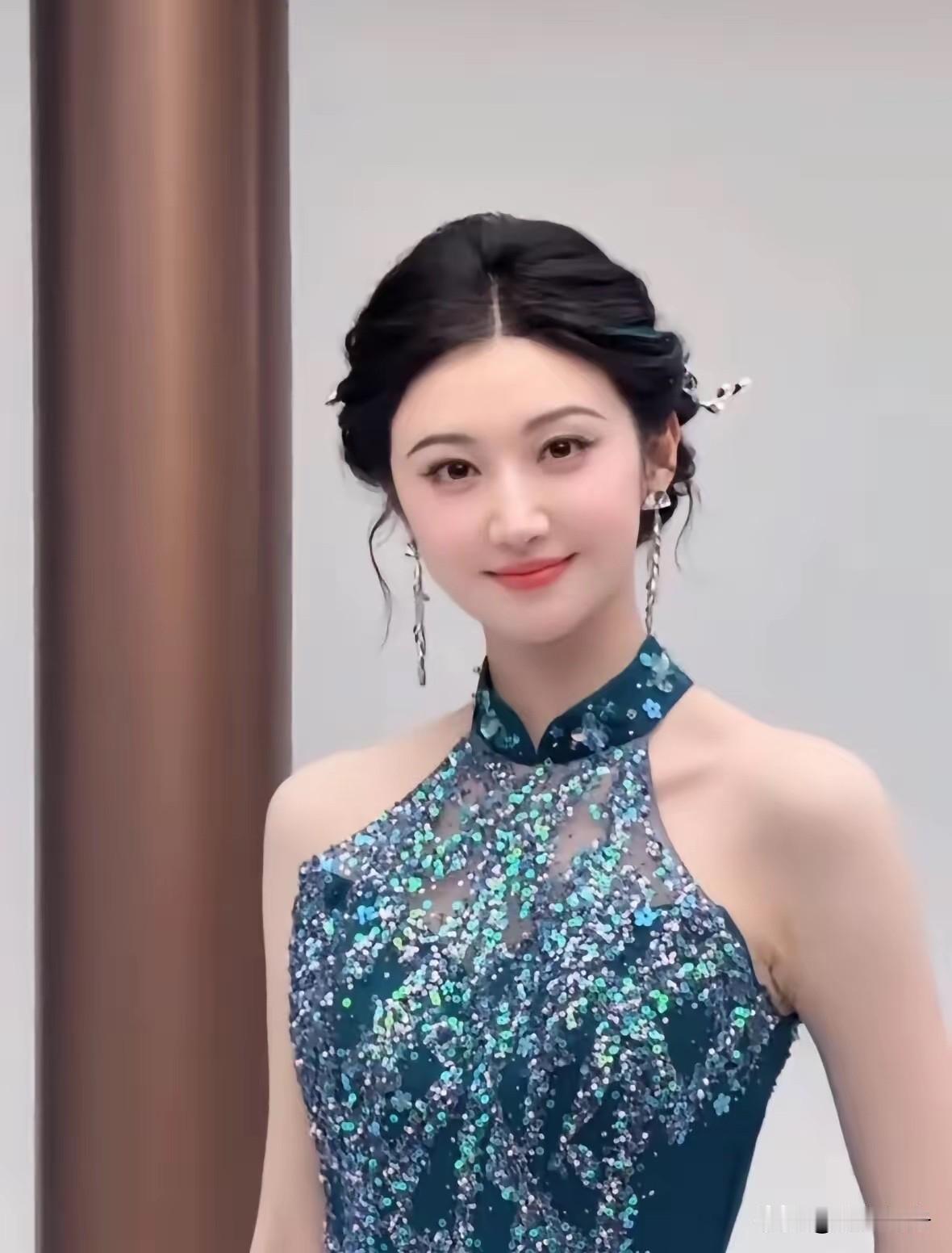 我还是小看景甜了，没想到能这么快复出。​经历了那场全网风波，以为她至少会沉寂