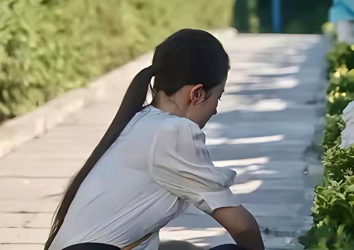 果然有钱人的头发都是顺滑的像瀑布，刘亦菲演的每一部剧发型都特别漂亮，一点也不毛躁