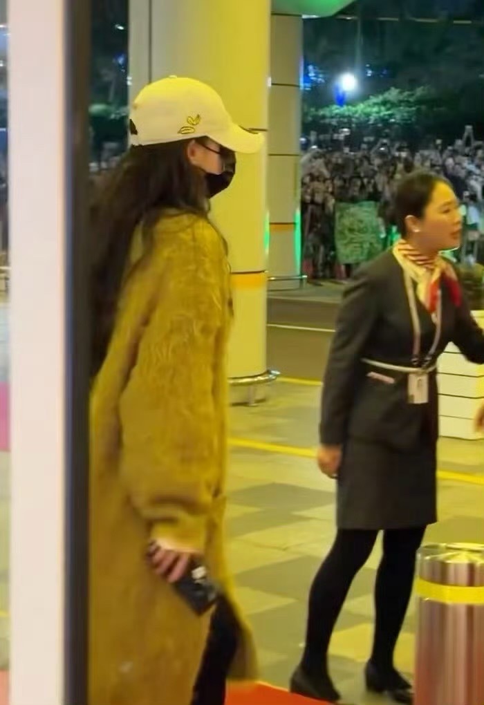 杨幂接机人气杨幂红了二十年的顶流具象化了！！