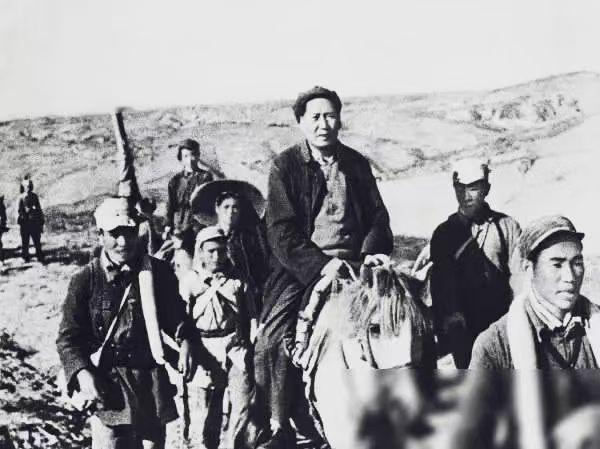 骑着战马，跟在毛主席身后的她，多么不起眼，不仔细看，你都无法认得出。那个时候，跟