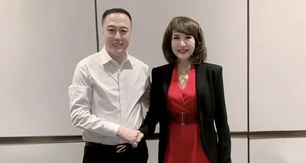 2019年，61岁的郑绪岚穿着那条似乎没变过的红色长裙，又一次唱起《牧羊曲》。