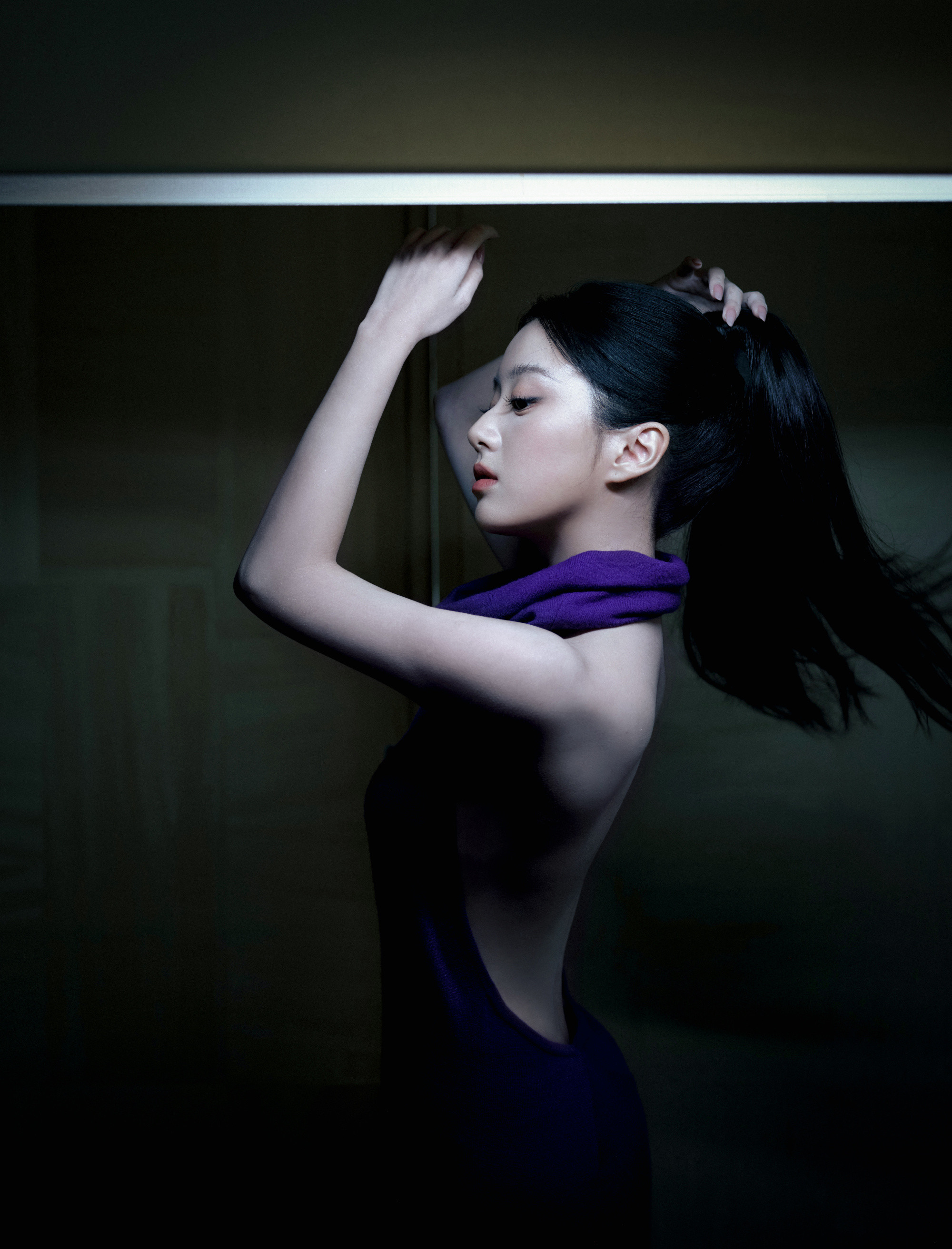 包上恩，高马尾紫色露背裙穿搭，又甜美又优雅。包上恩