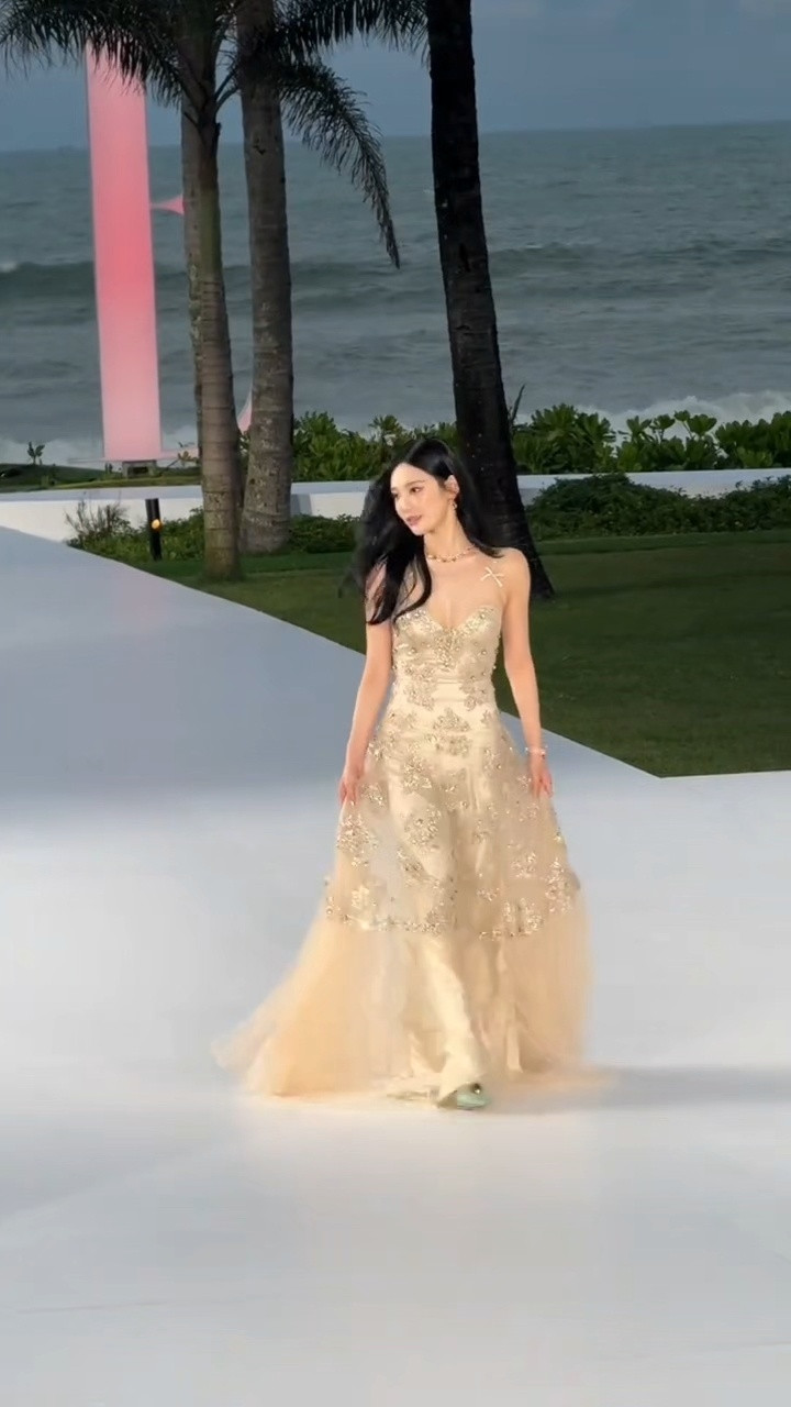 宁艺卓宁艺卓好辣！椰林碧海作背景，一袭露背装踏浪而来。转身时后背线条惊